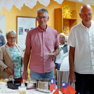 Gemeindemitglieder am taiwanesischen Buffet